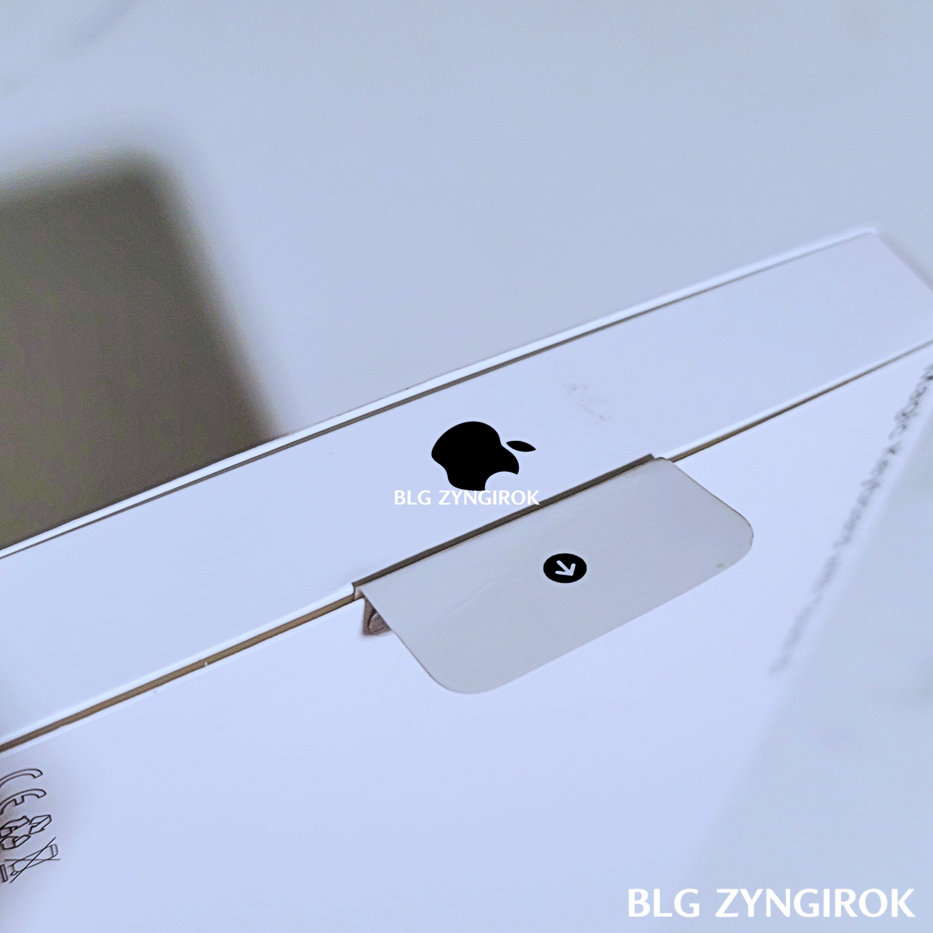 제품을 꺼내는 옆면 입구에는 검은색 애플 로고가 그려져 있다.