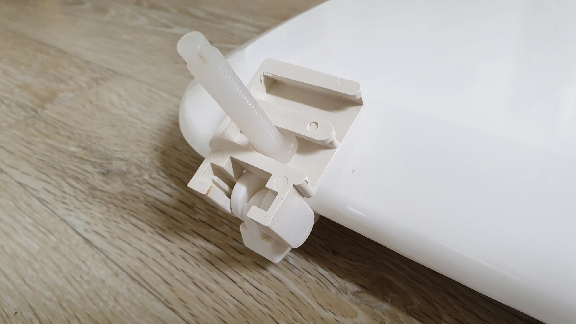 변기 커버 덮게 고정 볼트 위치