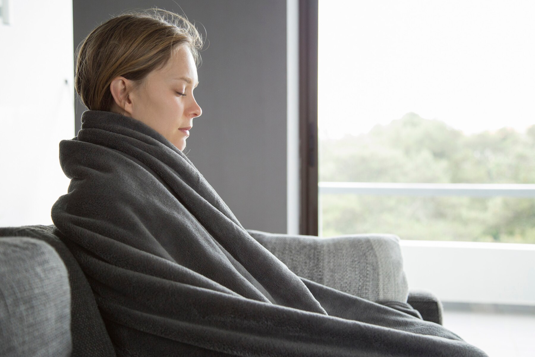 추위에 떠는 여자