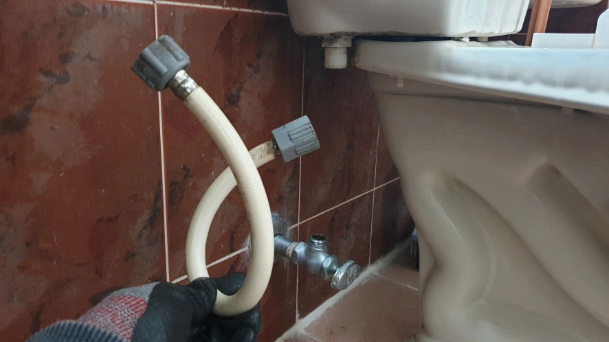 변기 물탱크 호스 분리 모습