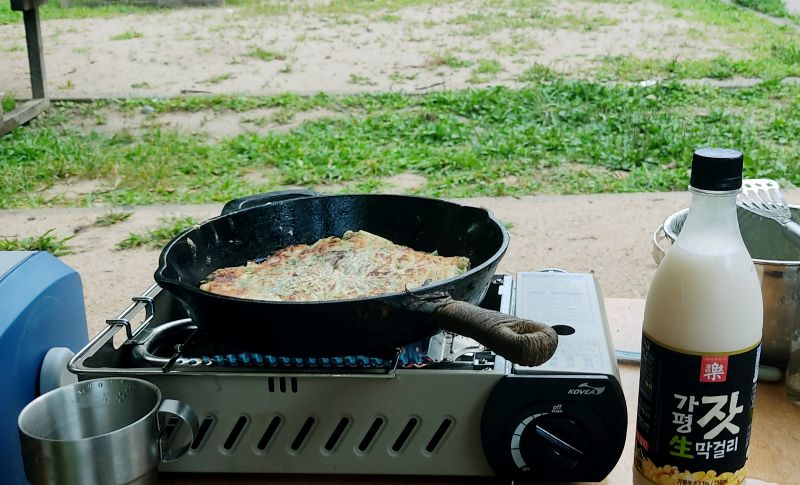 타프아래로 떨어지는 배와 무쇠팬에 구워지는 해물파전 그리고 막걸리 
