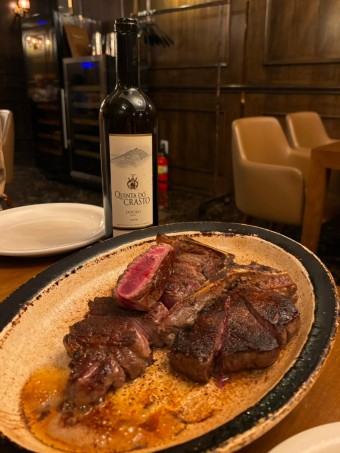 포터하우스의 스테이크와 와인의 사진