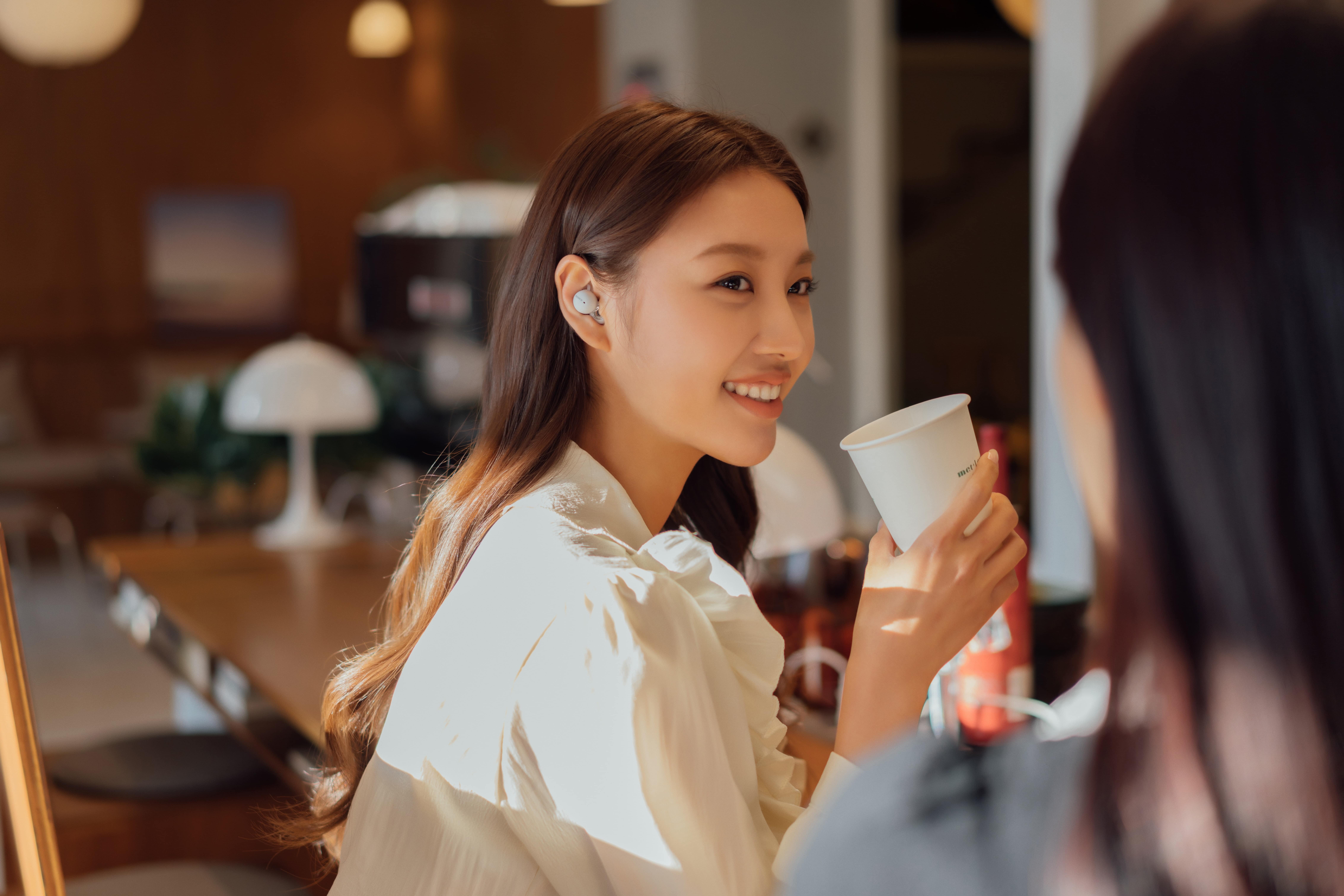 Linkbuds를 착용하고 대화하는 모습