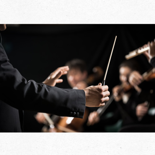 연극 무대에서 연기 중인 배우들