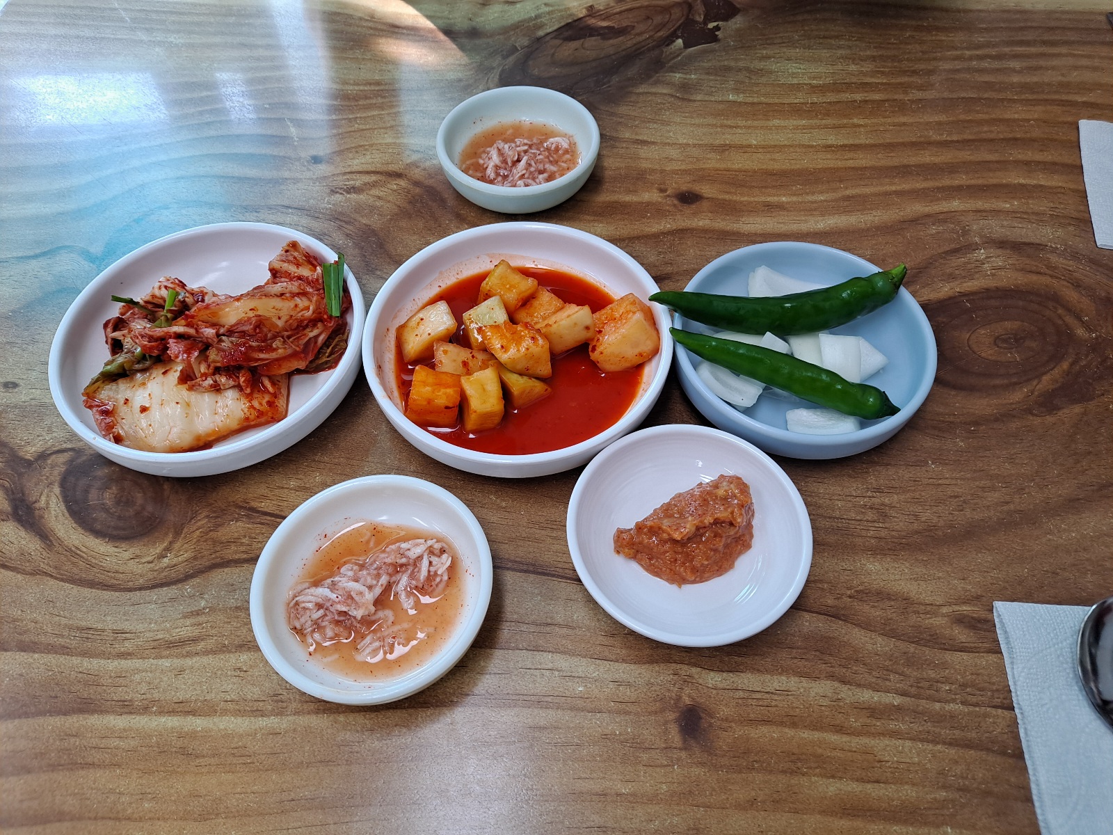 김치-깍두기-새우젓-쌈장-잘린-양파-고추2개-반찬