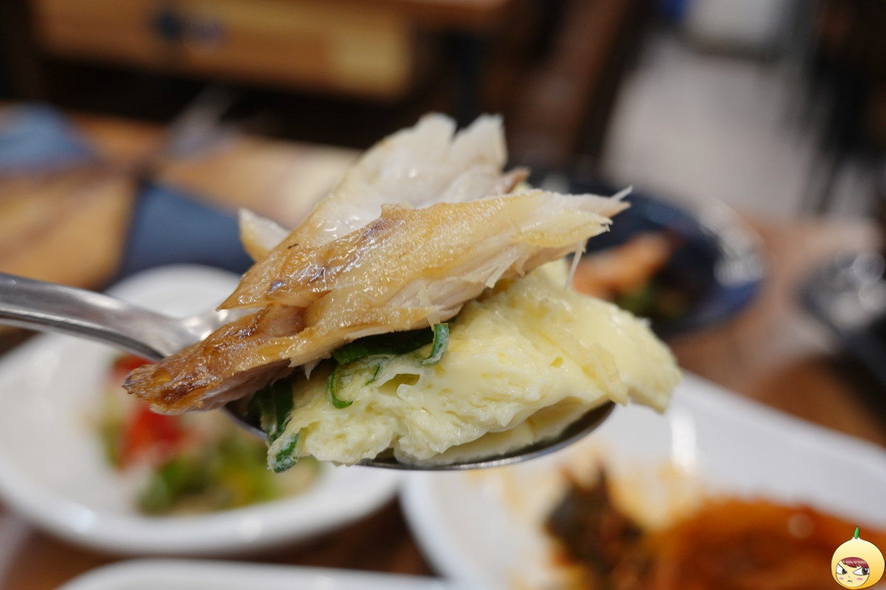 계란찜 위에 고등어구이