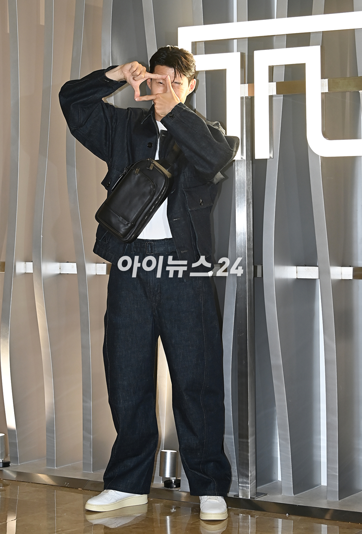 축구선수 손흥민이 3일 오후 서울 롯데월드몰 잠실점에서 열린 투미(TUMI) 팝업스토어 행사에서 포토타임을 갖고 있다. [사진=곽영래 기자]