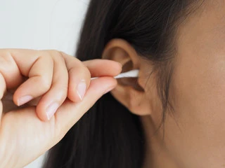 고막이 찢어지면 알아야 할 사실! 미리 대비하자! 고막은 우리가 세상의 소리를 듣는 데 핵심적인 역할을 하는 작은 부분입니다. 하지만 이 중요한 부위가 손상을 입을 경우&#44; 우리의 생활에 큰 영향을 미칠 수 있습니다. 오늘은 고막이 찢어질 때 나타나는 증상&#44; 그 원인&#44; 그리고 이를 예방하는 방법에 대해 알아보도록 하겠습니다.