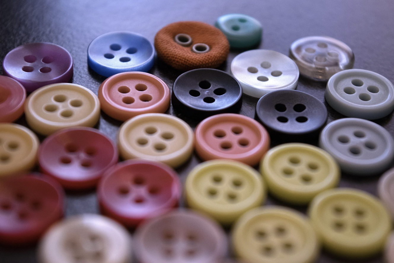 버튼과 지퍼의 대결: 의류를 바꾼 작은 부품들
