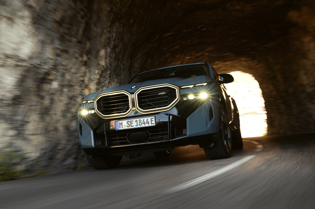 2024년형 BMW XM 주행중 전면 사진