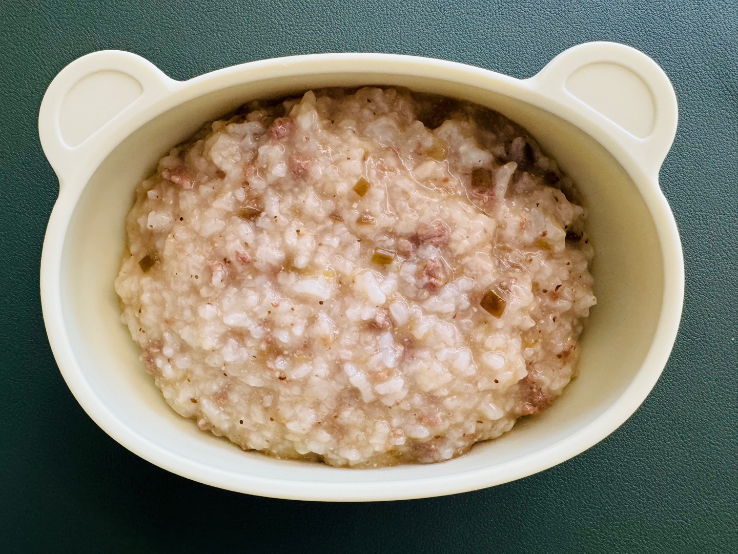 곰돌이 귀 모양의 그릇에 담긴 고소하고 촉촉한 소고기가지들깨죽