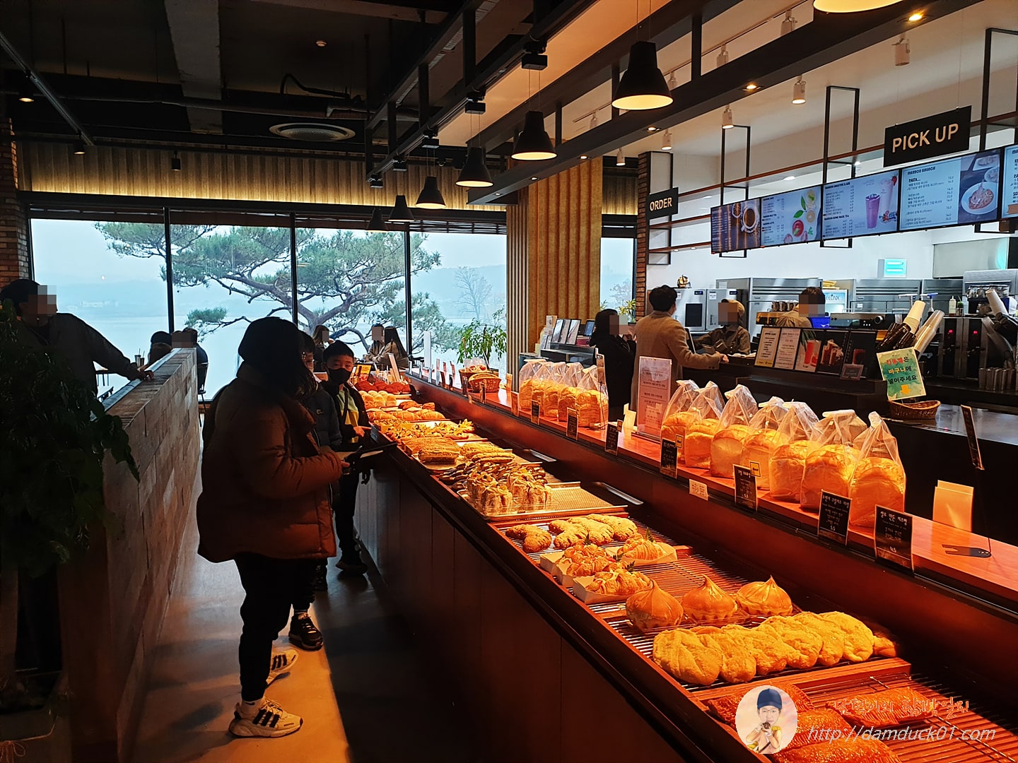 빵 고르는 아내와 아이들