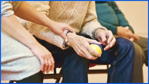 노인 손을 잡고 있는 손