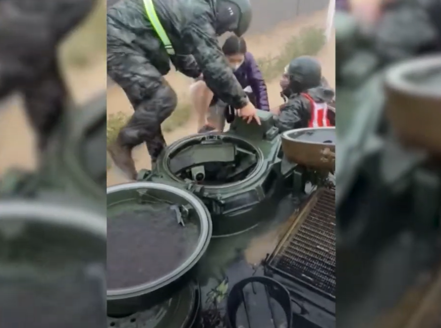 해병대 장갑차 주민 구조