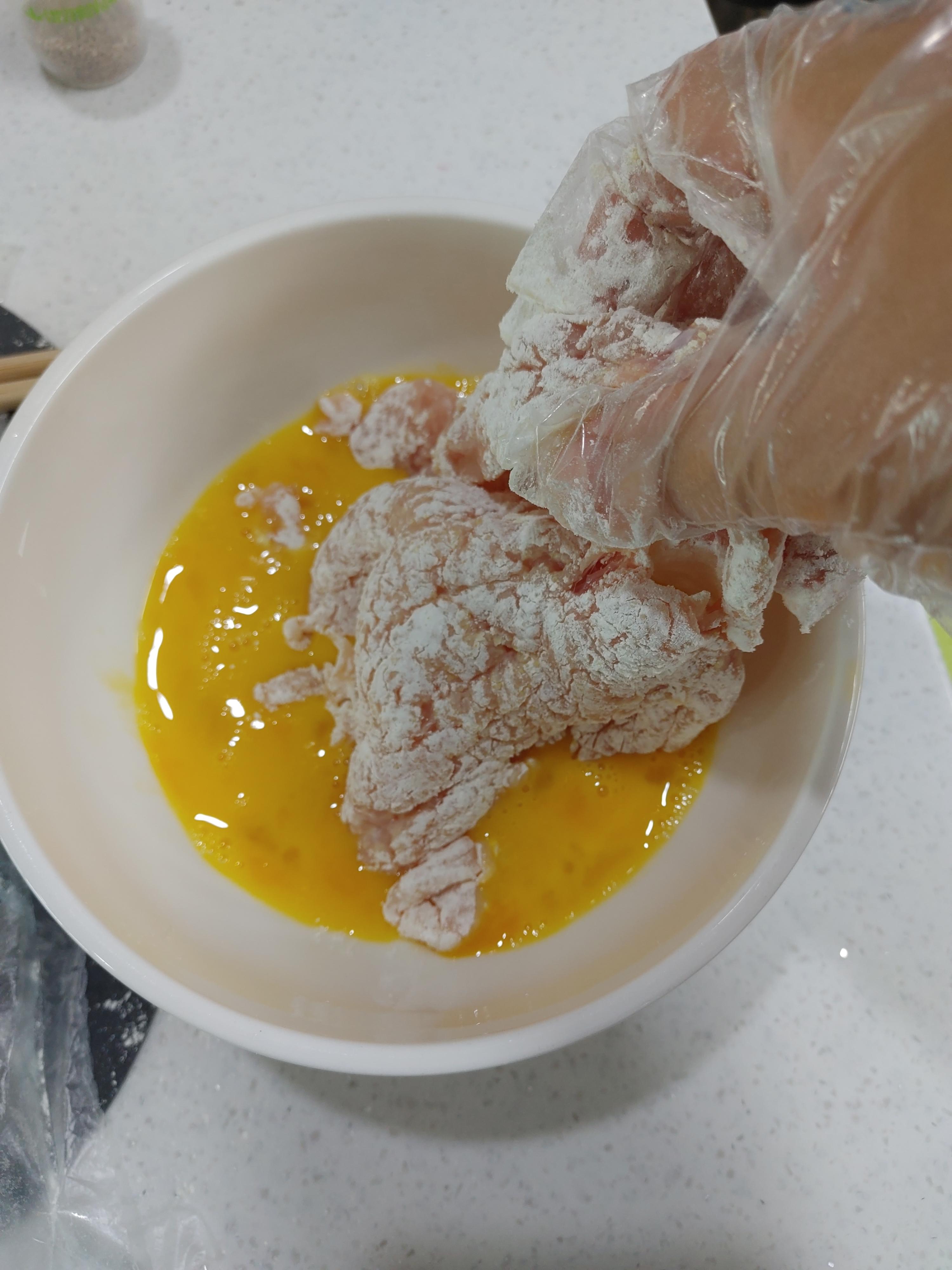 밑간한-닭가슴살에-계란입히기