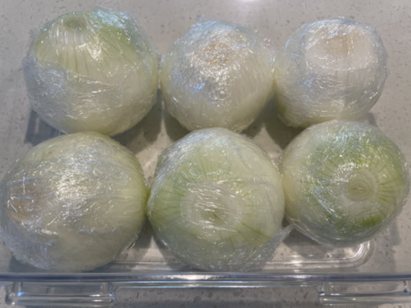 양파 보관법 - 랩으로 감싼 양파를 밀폐용기나 지퍼백에 넣어 냉장 보관