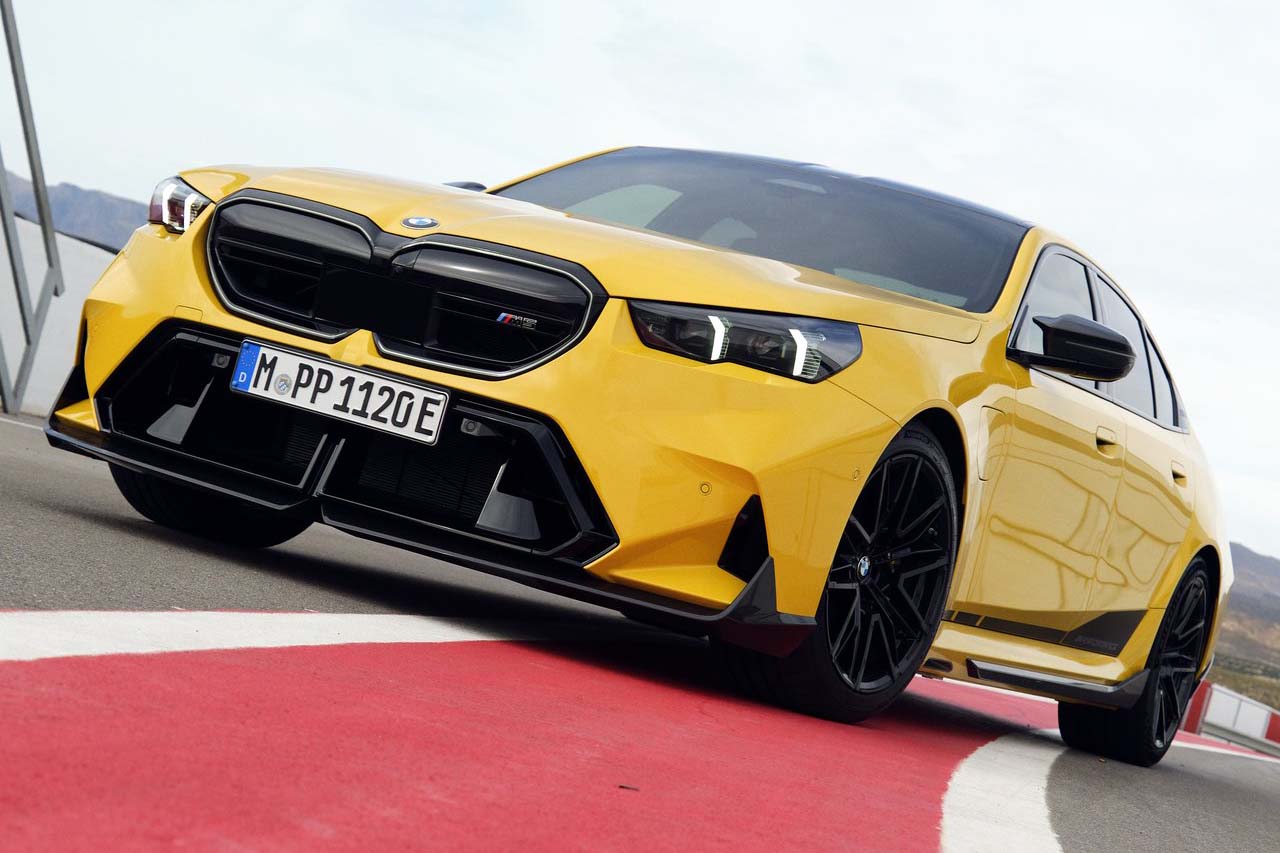 BMW가 경량화로 퍼포먼스를 극대화한 신형 'M5 퍼포먼스 패키지'를 새롭게 공개했다.