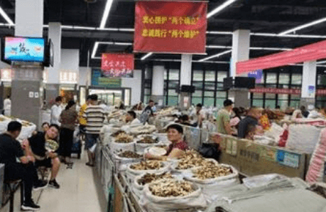 시장에 한약재가 진열되어있는 모습