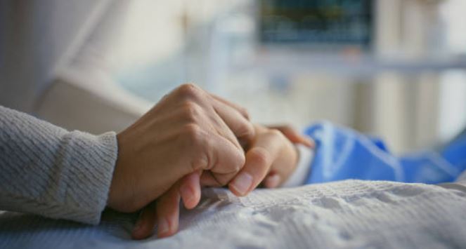 다른 사람의 손을 꼭 잡은 사진