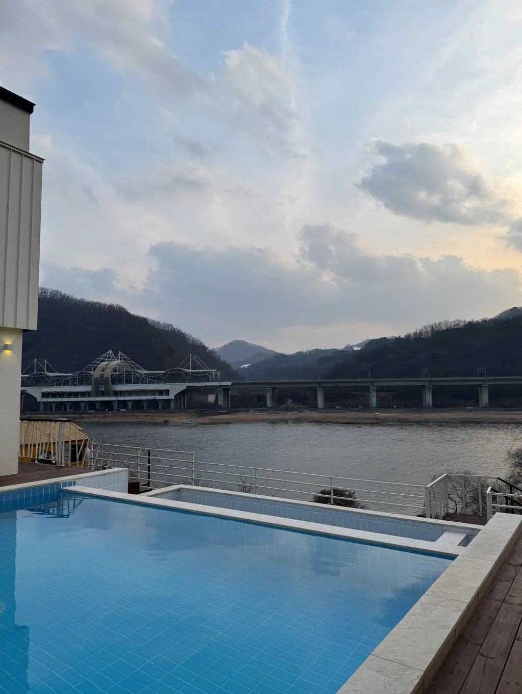 서로하우스-야외-온수수영장