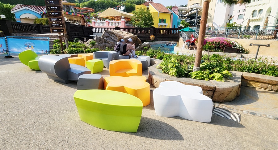 유수풀 이 보이는 알록달록한 좌석