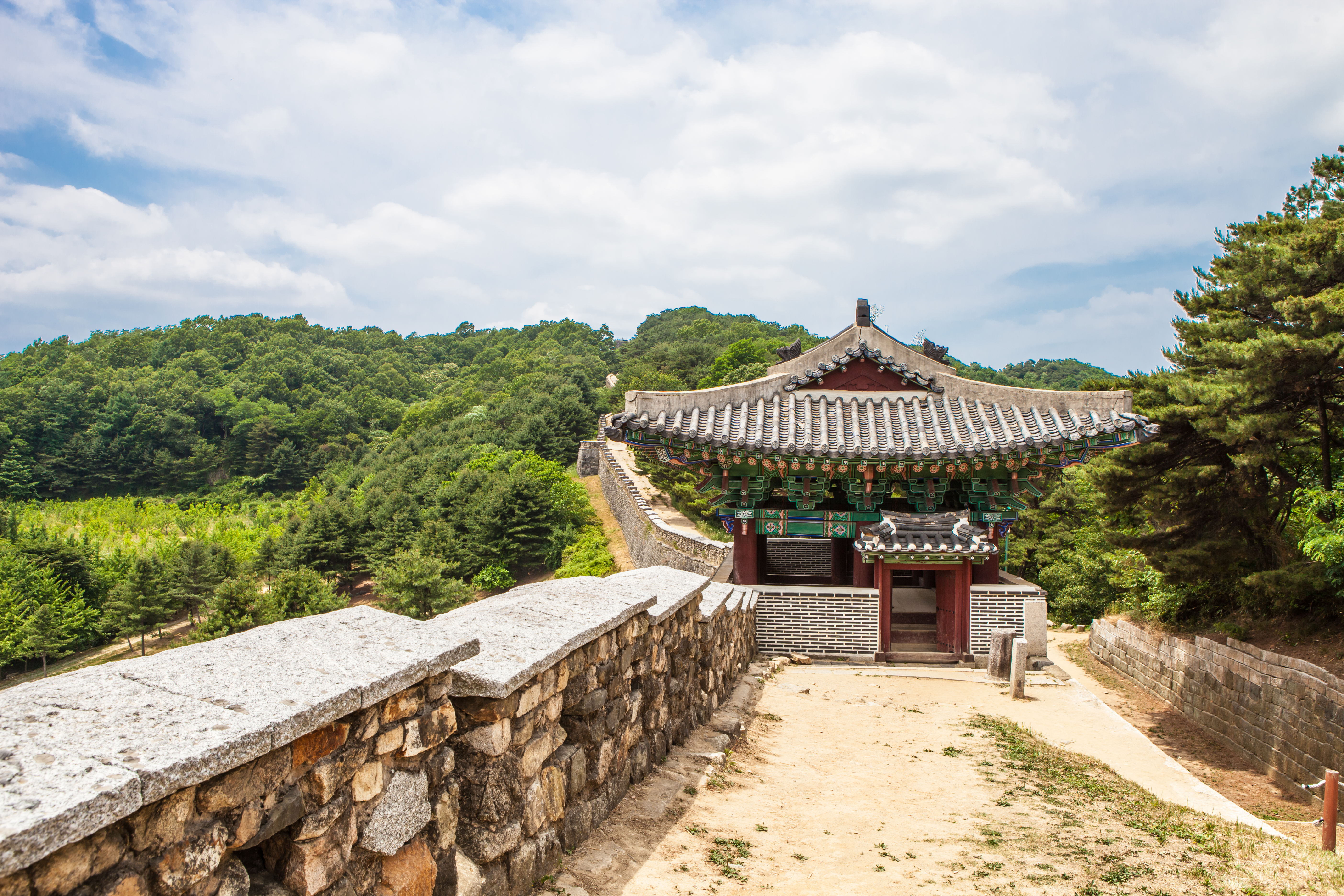 청주시 상당산성에 올라 바라본 성벽위의 모습_Photo by Kim Sunghwan(Artageo)