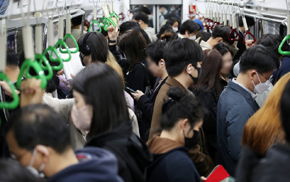 김포도시철도(김포골드라인) 열차에서 출근 시간대 타는 냄새가 난다는 신고가 들어와 운영사가 원인 조사에 나섰다. 사진은 지난 4월 14일 오전 서울 강서구 김포골드라인 김포공항역 승강장이 승객들로 붐비고 있는 모습. [사진=뉴시스]