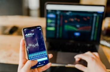 모바일-주식-차트-보는-사람