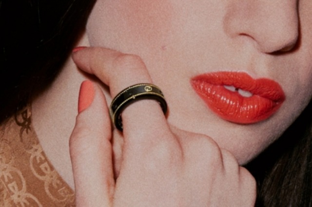 구찌가 출시한 스마트 반지. 취침 시간 등 수면 정보를 추적하는 기능을 비롯해 온도, 심박수, 스트레스 측정 등의 기능을 지원한다. 출시 가격은 약 125만원이다.