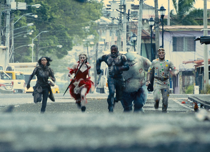 단체로 달리고 있는 수어사이드 스쿼드 모습