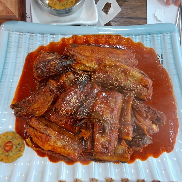 명태조림과 감자전이 놓여 있습니다.