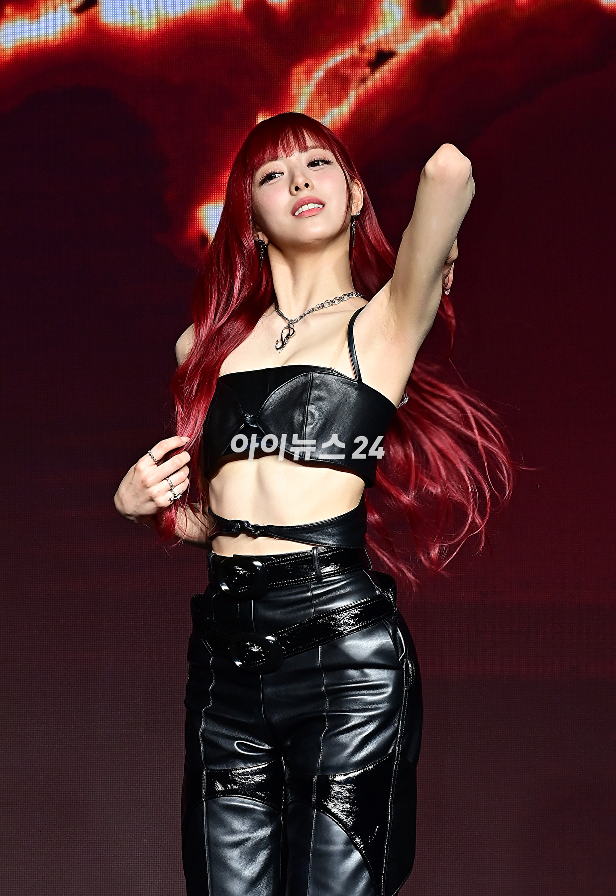 걸그룹 ITZY(있지) 유나가 8일 오후 서울 여의도 콘래드&nbsp;서울에서 열린 새 미니 앨범 'BORN TO BE'(본 투 비)를 발매기념 쇼케이스에서 기념촬영을 하고 있다. [사진=곽영래 기자]