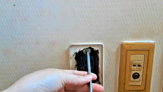 콘센트 나사풀기