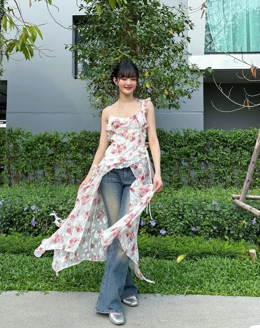  류진의 오버핏 상의에 와이드 부츠컷 진 스타일 