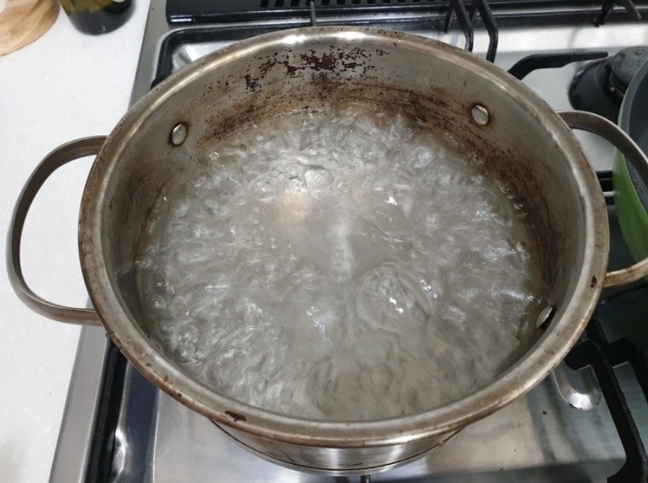 냄비에 물을 넣고 팔팔 끓이는 모습