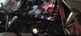 우주에서 위성이 터지는 상황