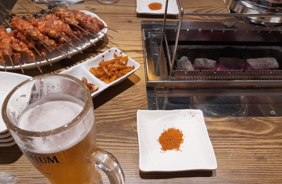 양꼬치가 접시위에 올려져 있다.