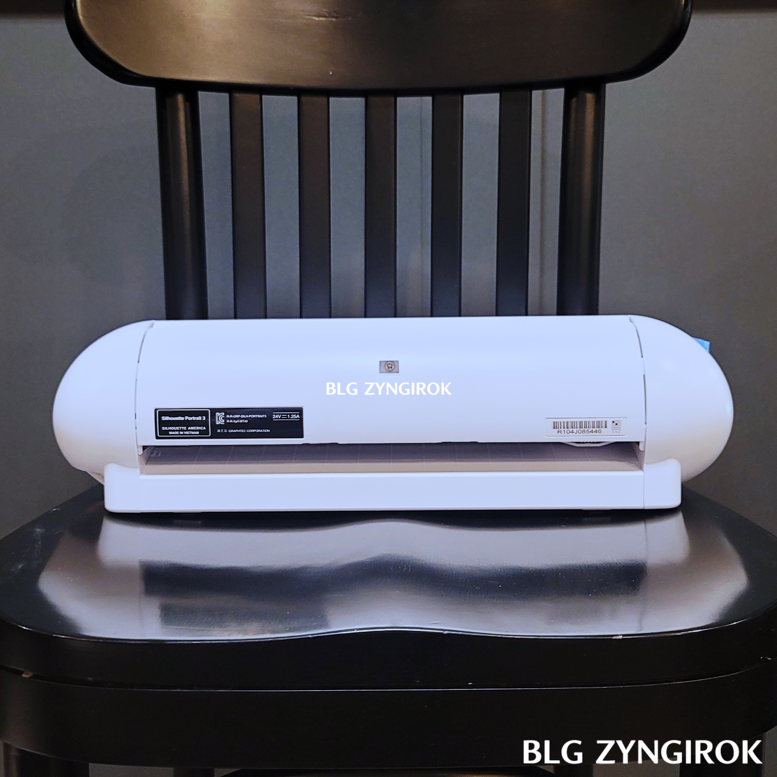 포트레이트-3-뒷면모습이다.-뒷면에는-포트가-없다.