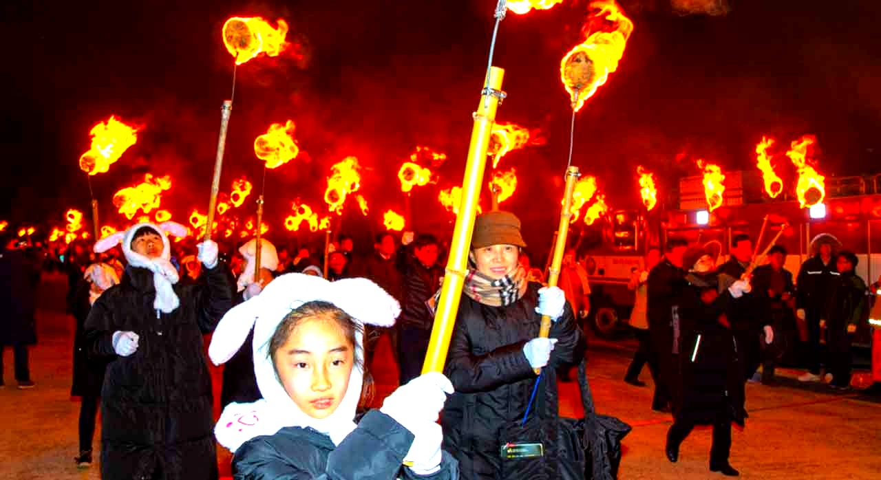 제주들불축제 횃불대행진에 참여한 시민들의 행렬. [ⓒ대한민국 구석구석]