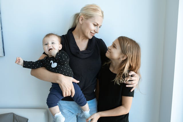 무료접종 폐렴구균 접종 대상 아이들을 안고 있는 엄마