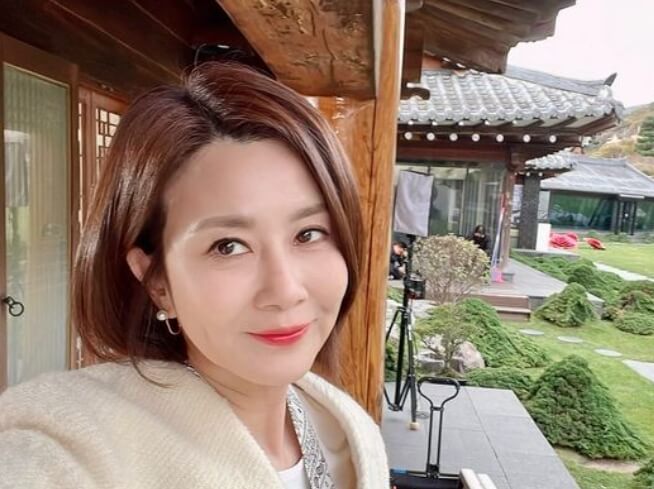 귀걸이를착용한-단발머리여성의모습