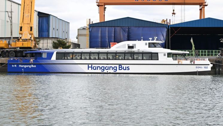 25일 서울 한강버스 진수식이 경남 사천에서 열렸다. 바다 위에 떠 있는 한강버스 '누리'.