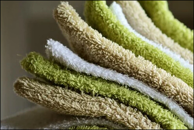 빳빳하게 접혀있는 수건들