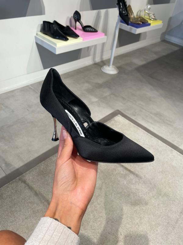 마놀로블라닉 EZIA 새틴 펌프스 힐 / 블랙 D100340