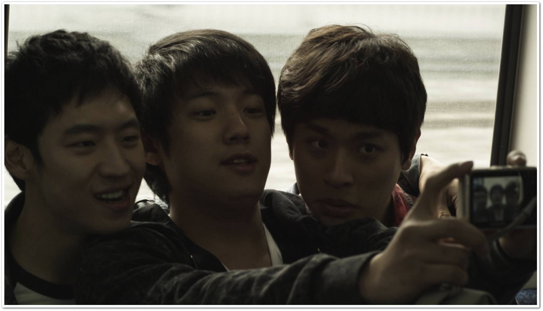 영화 파수꾼 기태, 동윤, 희준이 함께 사진 찍는 모습