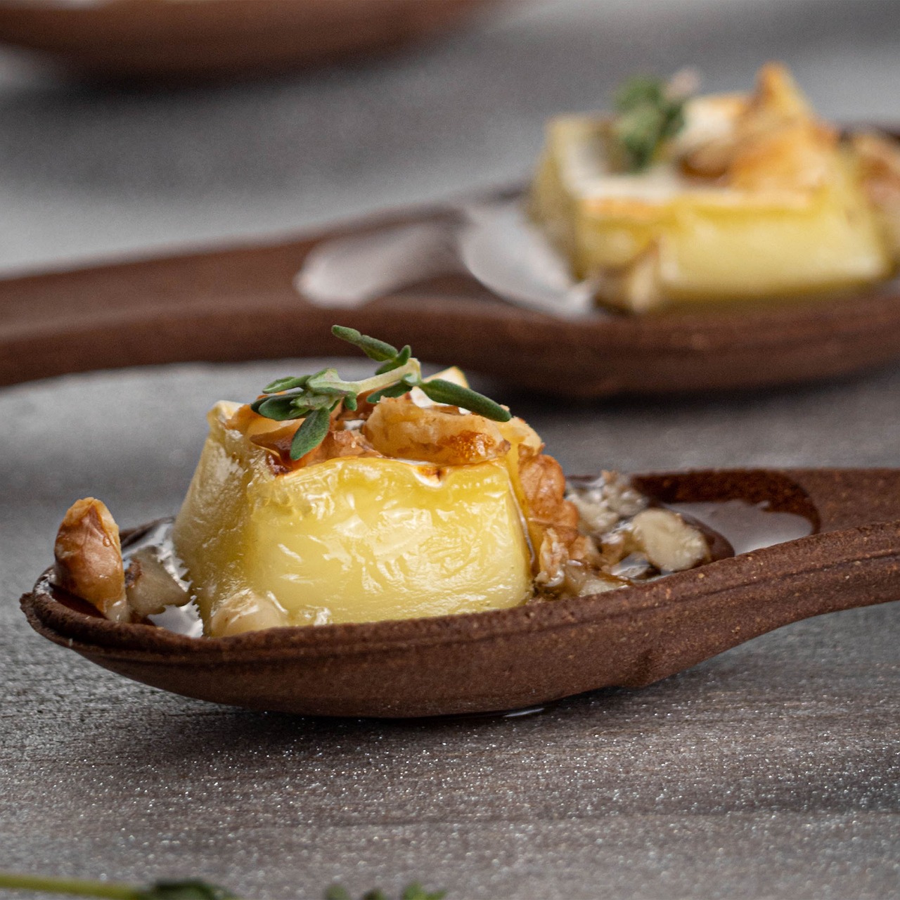 요리중인 음식을 한 숟가락을 푼 사진