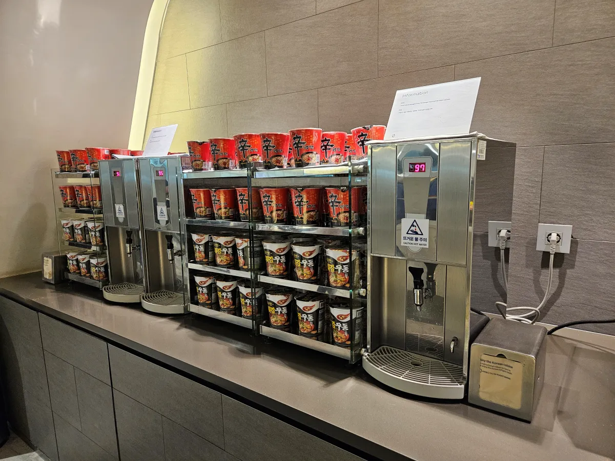 대한항공-라운지-컵라면-컵우동-뜨거운물-정수기