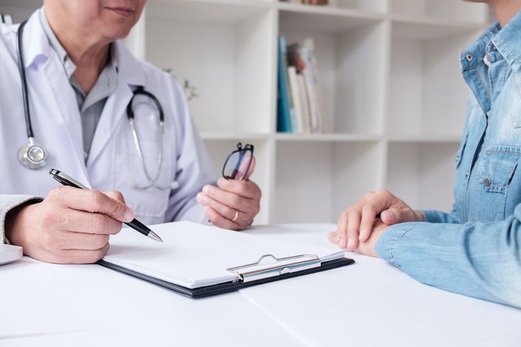 의사와 상담중인 남성