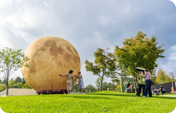 순천만국가정원 낙우송길 관람객들 [사진 : 순천시 제공]