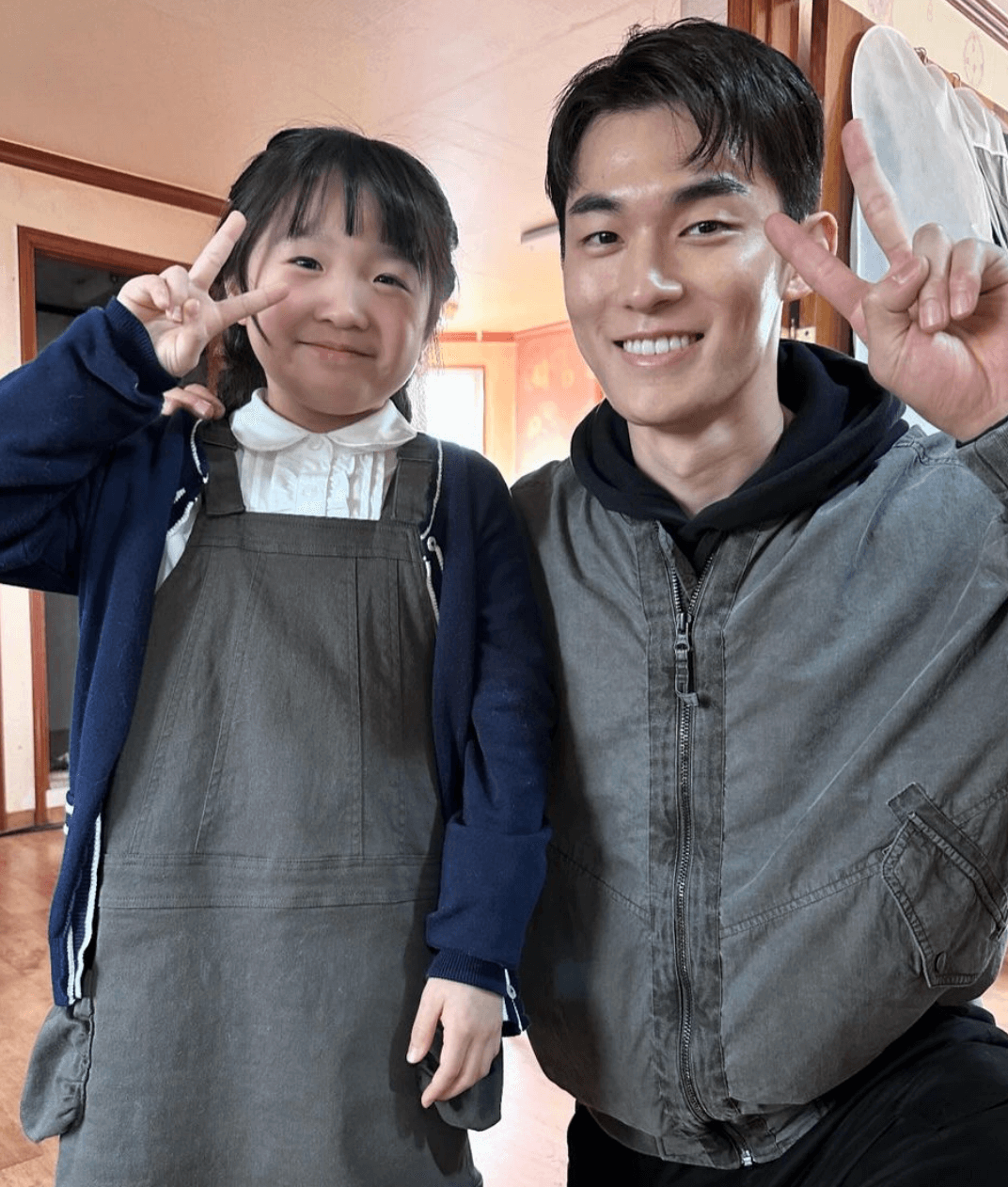 정지안-혼다-손가락으로-브이를-하고-있음